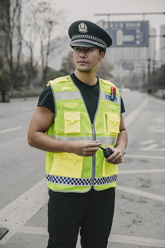 强警示，高可见性！舜发交警反光背心，让你的出警更加安全！