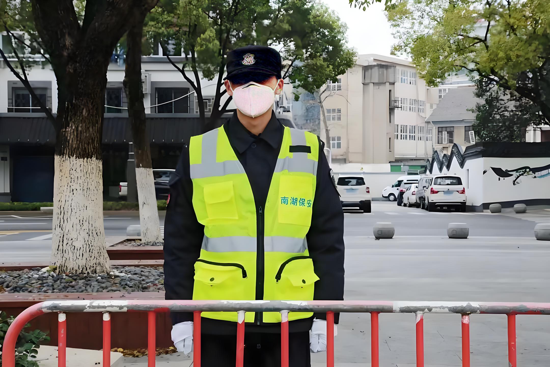 解读警察反光背心款式：功能与设计结合