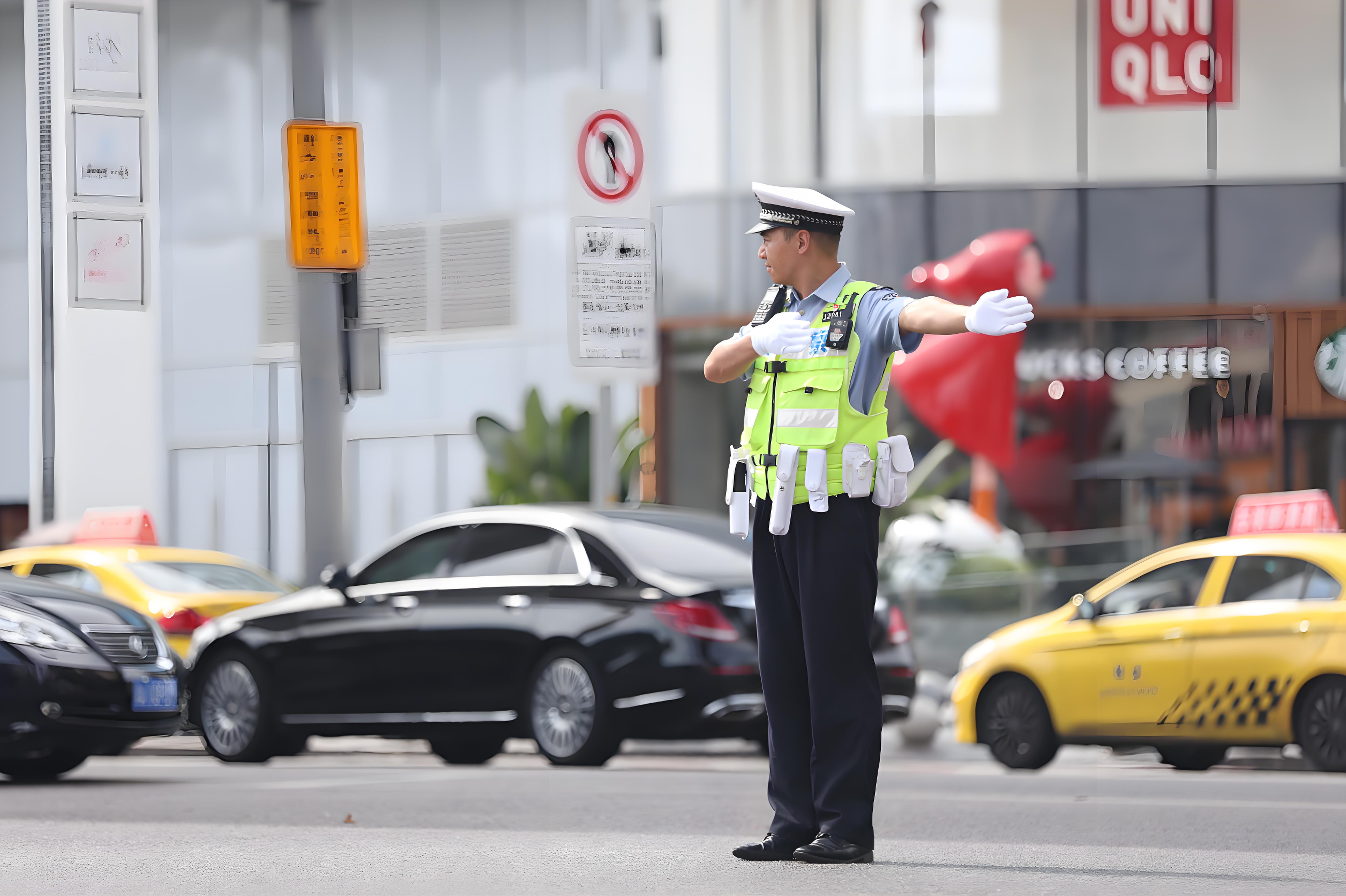 交警反光衣：守护交通安全的关键装备