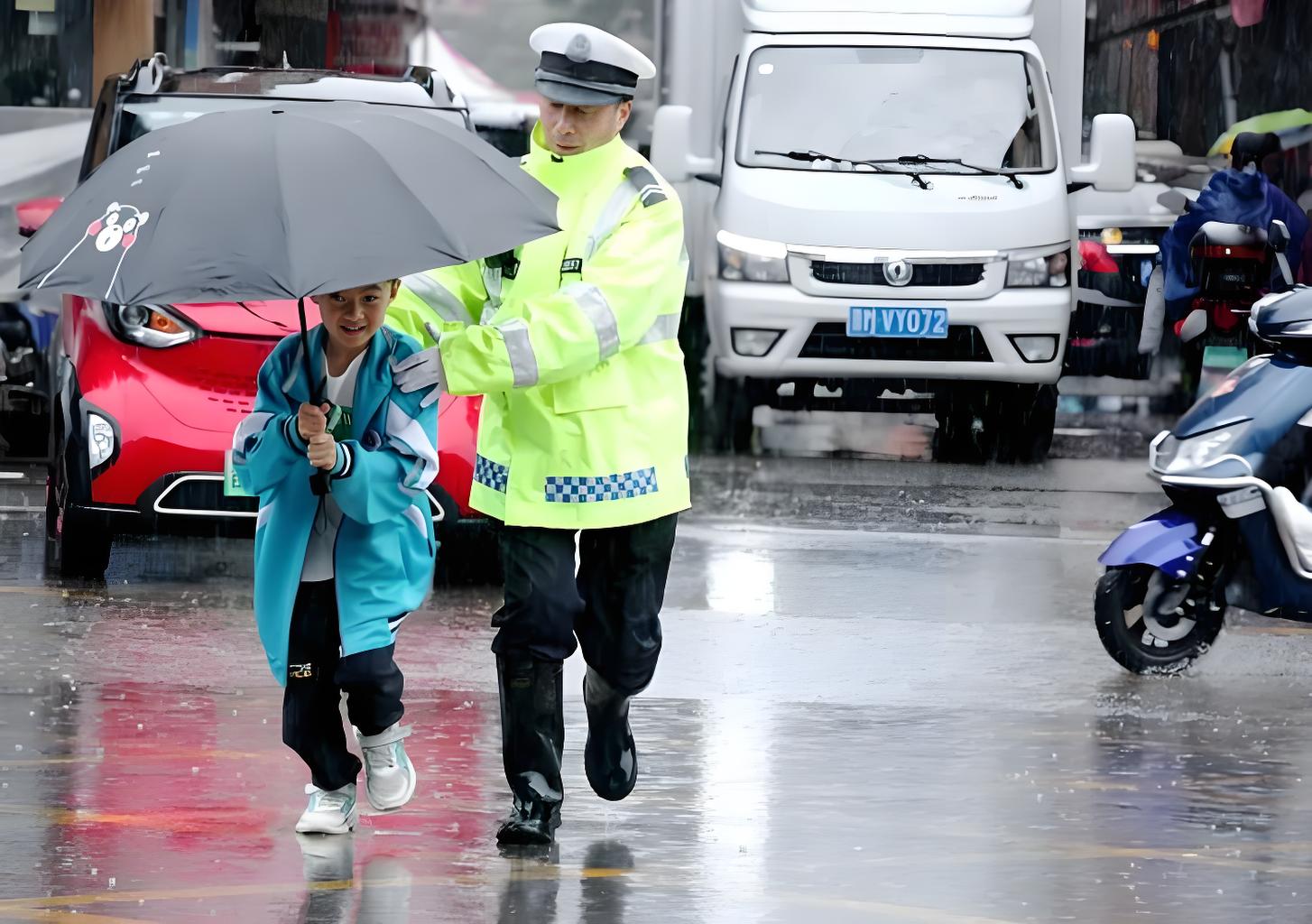 防暴雨反光雨衣材质构成解析：安全防护屏障