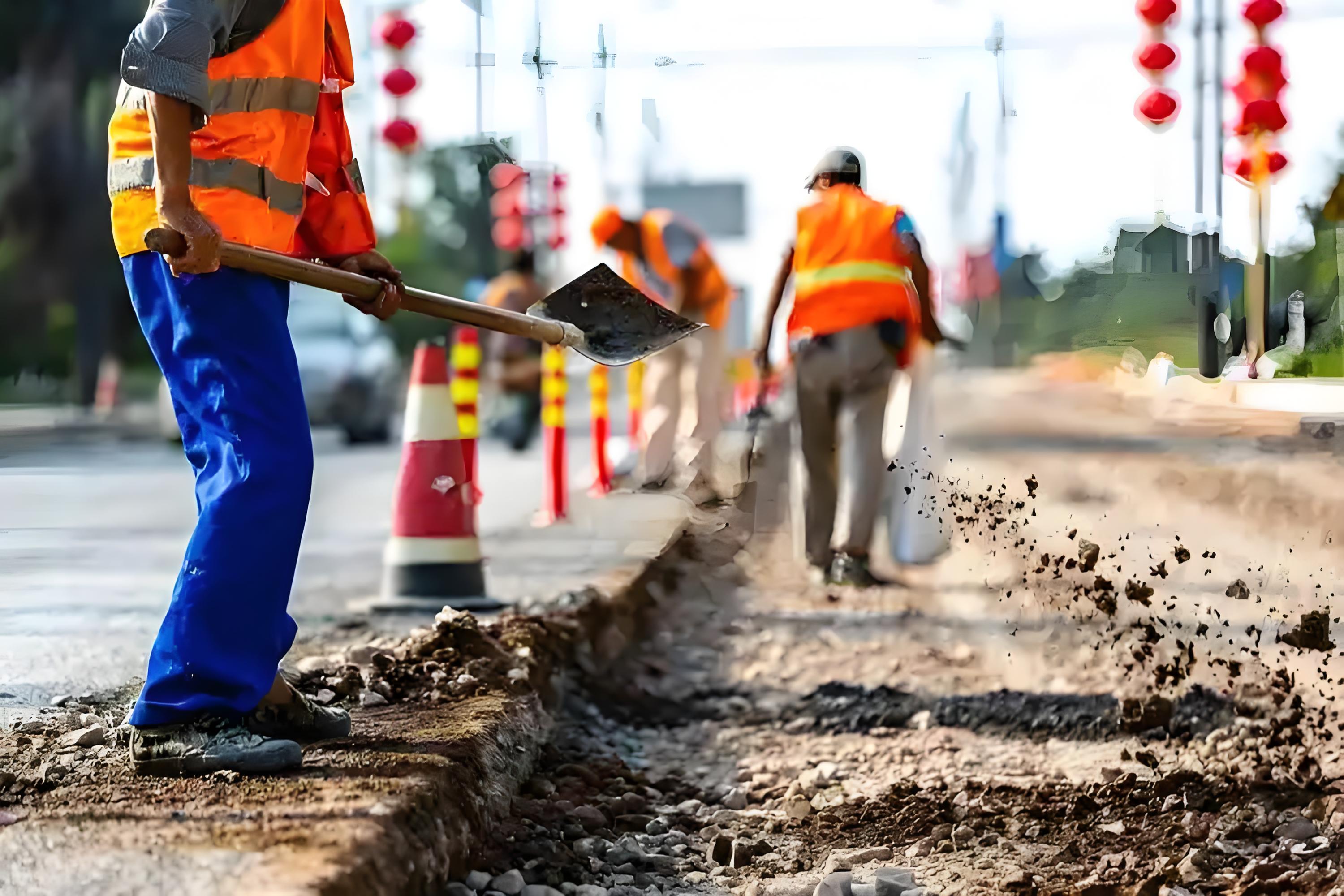 生命的防线：为何道路养护作业中反光背心是“必选项”