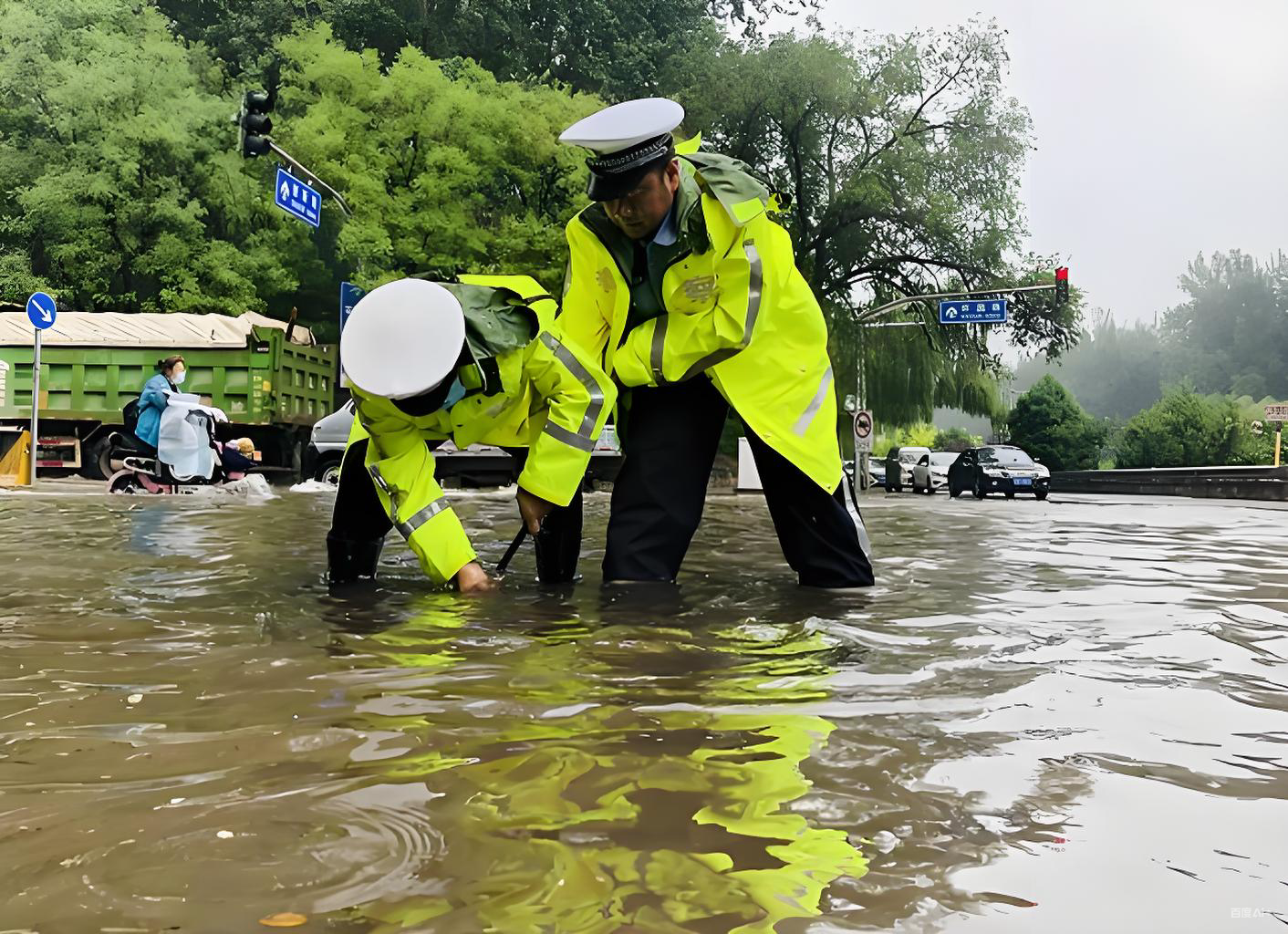 防静电反光雨衣：特殊场景下的“安全双引擎”防护装备
