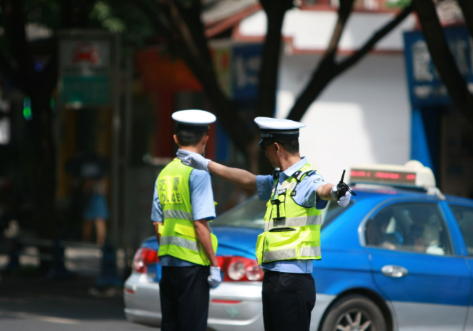 针对交警、巡警、特警的不同反光服设计亮点