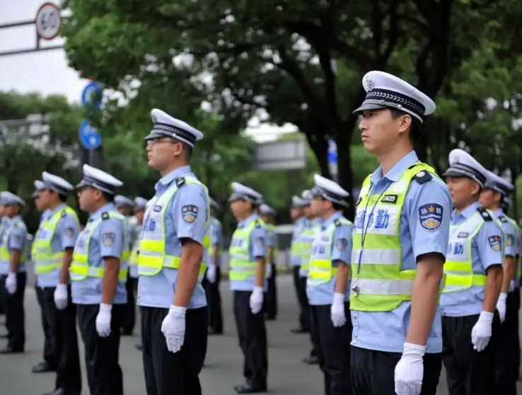 辅警臂章、胸徽、肩章全解析：一眼分清辅警和民警